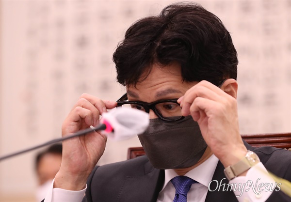한동훈 법무부 장관 후보자가 9일 오전 국회에서 열린 인사청문회에서 안경을 고쳐 쓰고 있다.