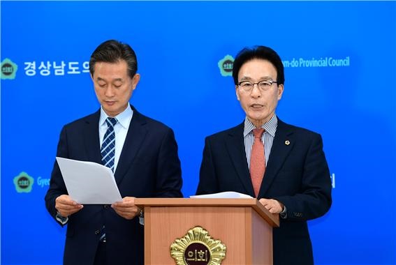경남도의회 김하용 의장(오른쪽)과 장규석 부의장.