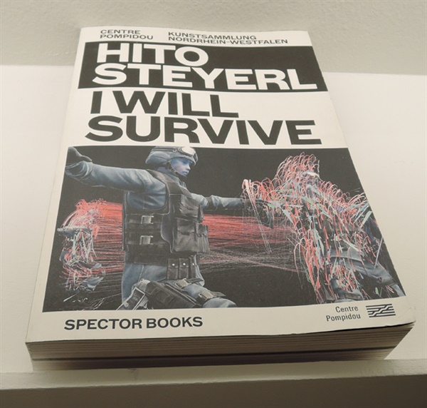 히토 슈타이얼 'H. 슈타이얼, 난 살아남았다(H. Steyerl: I Will Survive)' 전시 도록(파리 퐁피두센터)