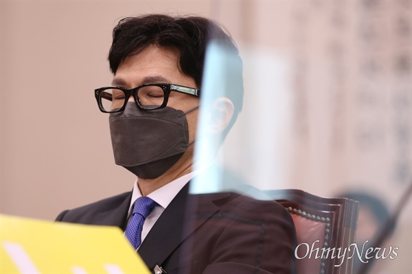 한동훈 법무부 장관 후보자가 9일 오후 서울 여의도 국회에서 열린 인사청문회에 출석해 자리하고 있다. 