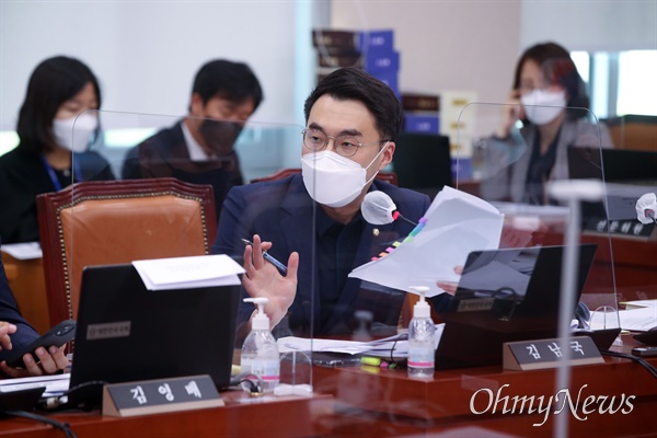 더불어민주당 김남국 의원이 지난 5월 9일 오후 국회에서 열린 한동훈 법무부 장관 후보자 인사청문회에서 질의하고 있다.
