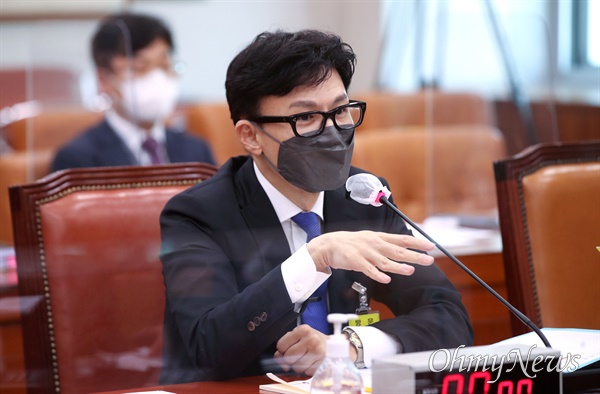 한동훈 법무부 장관 후보자가 9일 오후 국회에서 열린 인사청문회에서 의원질의에 답변하고 있다.