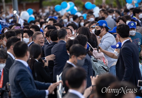 문재인 대통령 내외가 임기 마지막 날인 9일 오후 서울 종로구 청와대에서 도보로 퇴근을 한 뒤 시민들에게 인사하고 있다. 