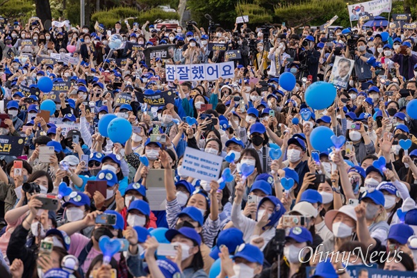 9일 오후 서울 종로구 청와대 앞 분수대에서 시민들이 문재인 대통령 내외의 마지막 퇴근길을 축하하고 있다.