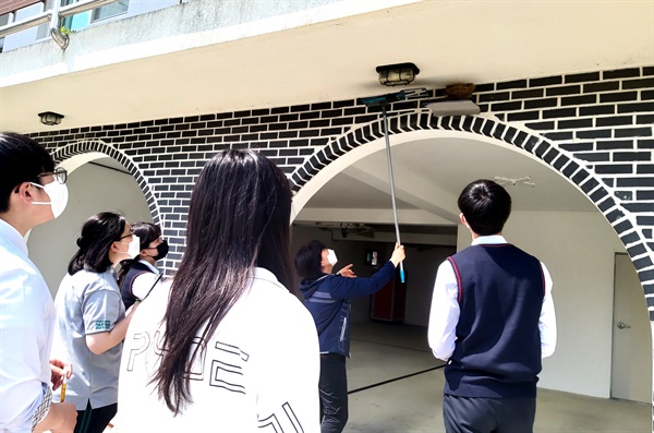  창원대산고등학교 학생들이 주남저수지 주변 마을의 제비 살태조사를 벌였다.