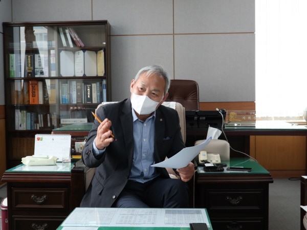 박준 (사)한국외식업중앙회 인천시지회장은 민간배달앱의 독점적 구조를 타파하고 영업주의 부담을 줄여줄 공공배달앱 활성화의 필요성을 강조했다. 다만, 수용자 중심의 보완도 제언했다.