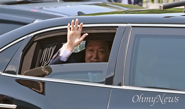 윤석열 대통령이 10일 국회에서 취임식을 마친 후 차량에 탑승해 이동하고 있다. 