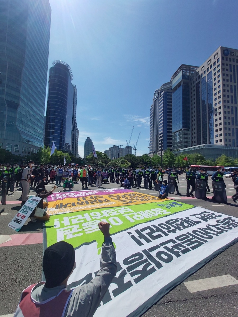 전국장애인차별철폐연대(전장연)가 10일 오전 서울 여의도공원 앞에서 집회를 열고 있다.