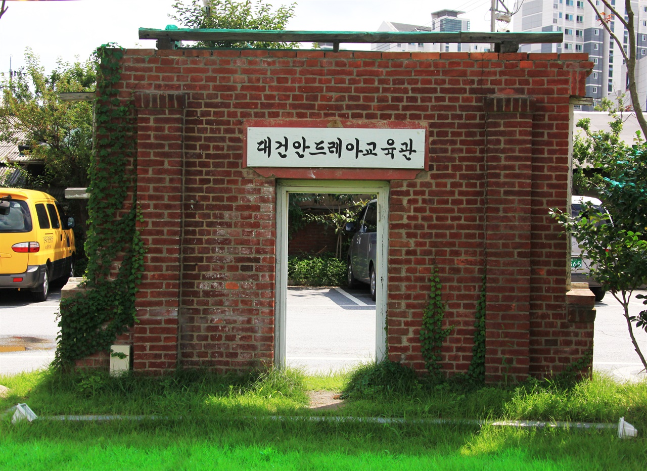 윤상원 박기순이 들불야학을 진행했던 광천동성당의 교육관이 철거되었지만 입구 일부를 기념으로 보존하고 있는 모습