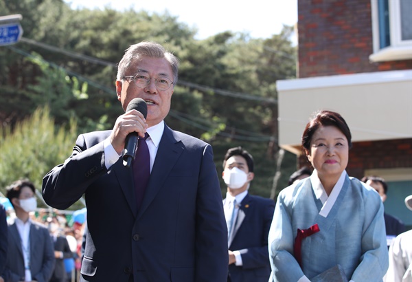  문재인 전 대통령이 10일 경남 양산 하북면 평산마을 사저로 향하며 지지자와 인사하고 있다. 