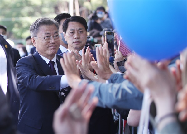 문재인 전 대통령이 10일 경남 양산 하북면 평산마을 사저로 향하며 지지자와 인사하고 있다. 