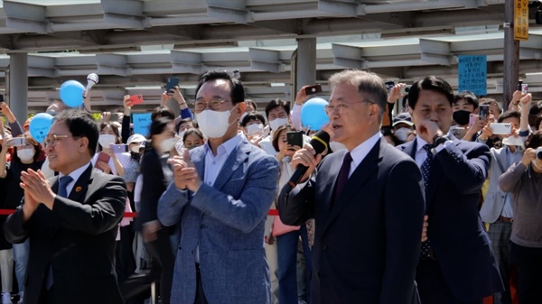 10일 오후 2시 30분 KTX울산역에 도착한 문재인 전 대통령이 송철호 울산시장과 함께 시민들의 환영에 화답하고 있다. 