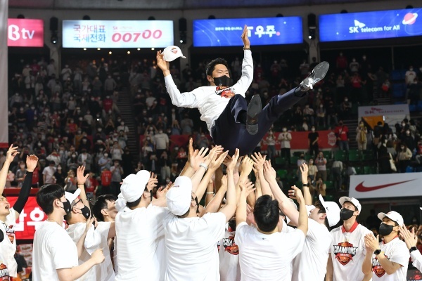  프로농구 서울 SK가 챔피언 결정전 우승을 축하하고 있다 