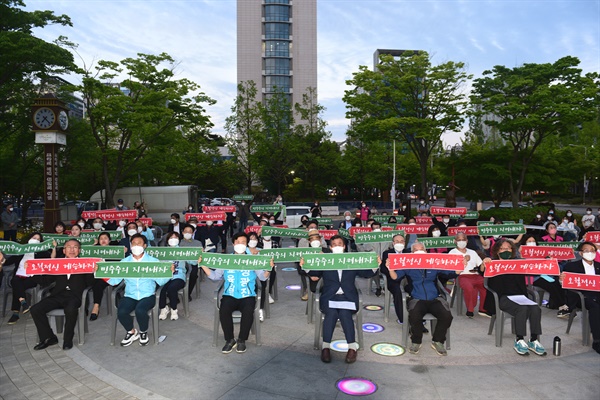 5.18민중항쟁기념 대전행사위원회는 5월 10일 저녁 7시 대전평화의소녀상 앞에서 ‘제42주년 5.18민중항쟁 대전시민 정신계승대회’를 개최했다.