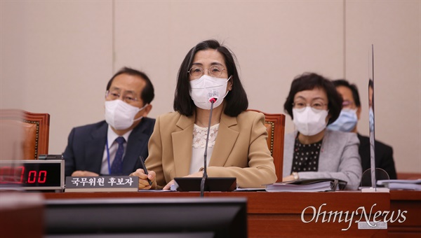 김현숙 여성가족부 장관 후보자가 11일 오전 서울 여의도 국회에서 열린 인사청문회에 출석해 자리하고 있다.