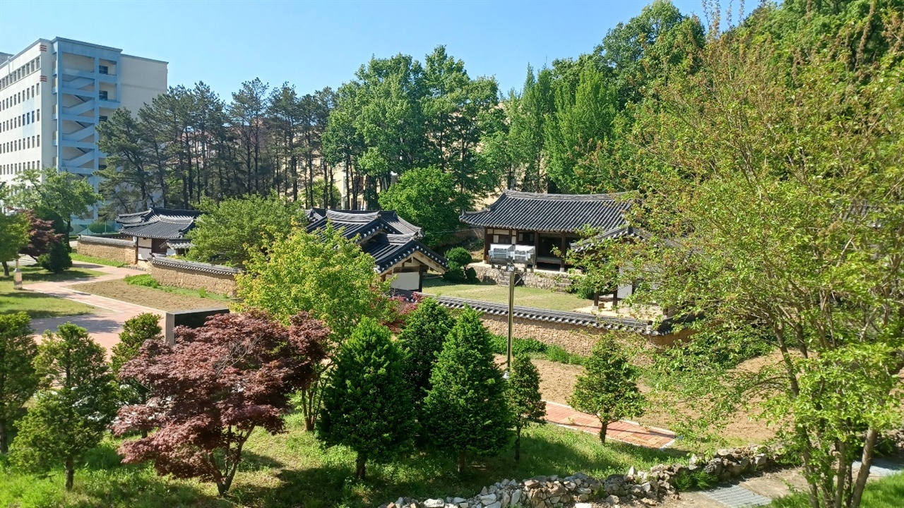  안동 대학교 캠퍼스 내 (구) 도서관 뒤편에 위치한다. 역동 우탁 선생을 기리는 서원이다.