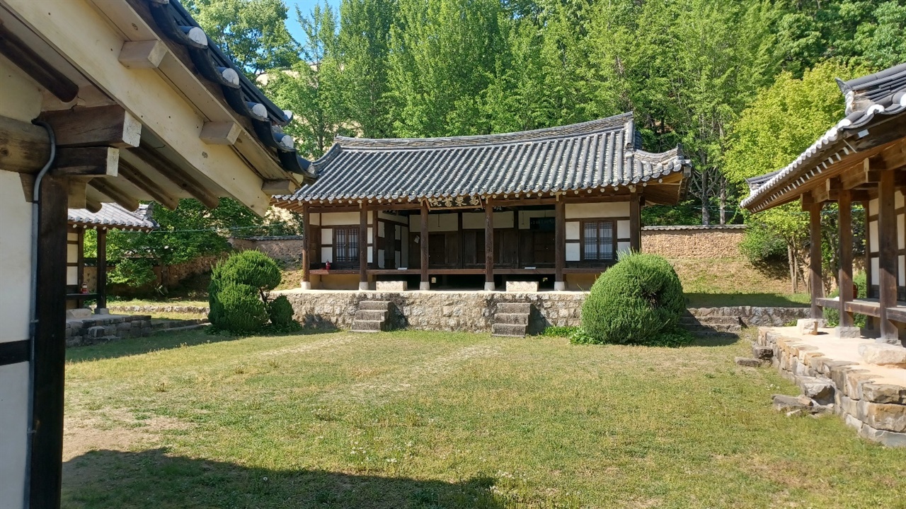 역동서원 전경, 명교당과 동재 사물재, 서재 삼성재가 있다.