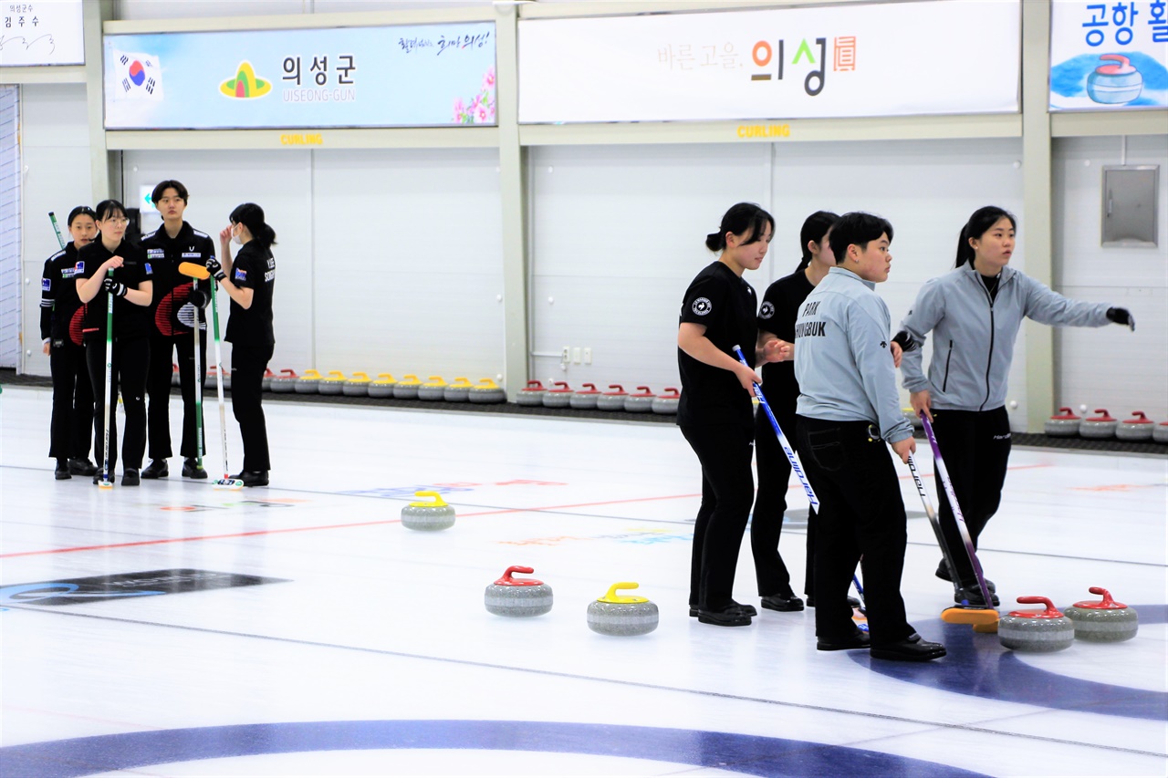  송현고와 봉명고의 회장배 전국컬링대회 고등부 결승에서 타임아웃 상황 선수들이 모여 이야기하고 있다.
