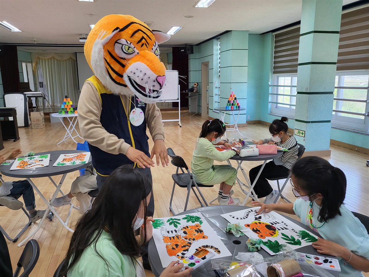 지난 4월 20일, 4회차 수업, 호랑이 도안에 손도장찍기 작업을 하는 시간을 삼산초등학교에서 가졌다.