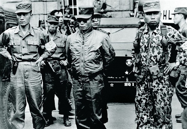 5.16 쿠데타 당시의 박정희 소장(가운데)과 그를 경호하는 박종규 소령(왼쪽) 및 차지철 대위(오른쪽)의 모습.
