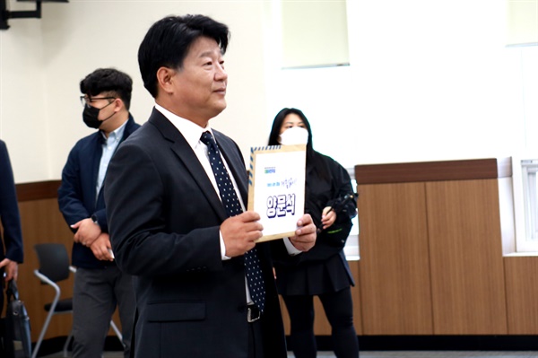더불어민주당 양문석 경남도지사선거 후보가 12일 경남선관위에 후보등록했다.