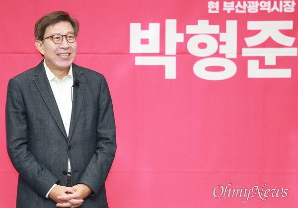 국민의힘 소속인 박형준 부산시장이 6.1지방선거 후보자 등록일인 12일 부산시의회에서 출마선언을 하고 있다.