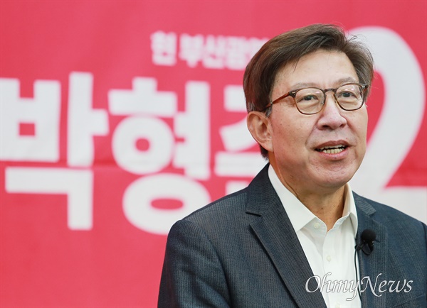  국민의힘 소속인 박형준 부산시장이 6.1지방선거 후보자 등록일인 12일 부산시의회에서 출마선언을 하고 있다.