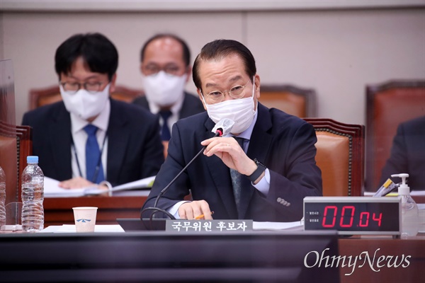 권영세 통일부 장관 후보자가 12일 서울 여의도 국회에서 열린 인사청문회에서 의원 질의에 답변하고 있다.
