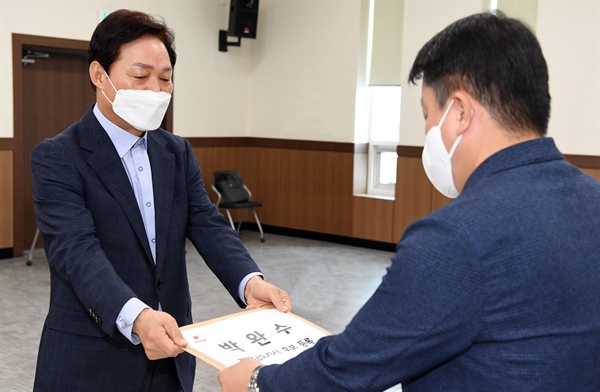 국민의힘 박완수 경남도지사선거 후보가 12일 경남선관위에 후보등록했다.