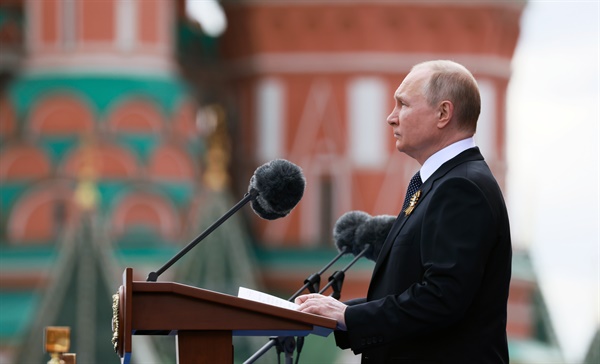 블라디미르 푸틴 러시아 대통령이 5월9일(현지시간) 제2차 세계대전 승전(전승절) 77주년을 맞아 모스크바 붉은광장에서 열린 열병식에 참석해 연설하는 모습.