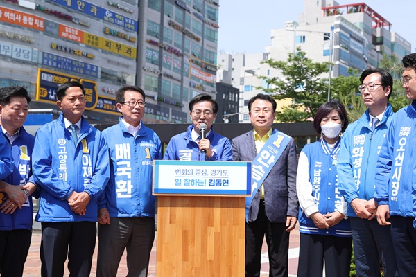  더불어민주당 김동연 경기도지사 후보가 12일 경기도 김포시 장기역 앞에서 열린 '윤석열 정부의 GTX 공약 파기 공동 기자회견 및 정책협약식'에서 GTX 조기 착공을 촉구하고 있다.