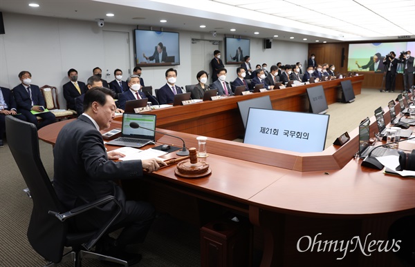 윤석열 대통령과 국무위원들이 12일 오후 서울 용산 대통령실 청사에서 열린 첫 임시 국무회의를 하고 있다.