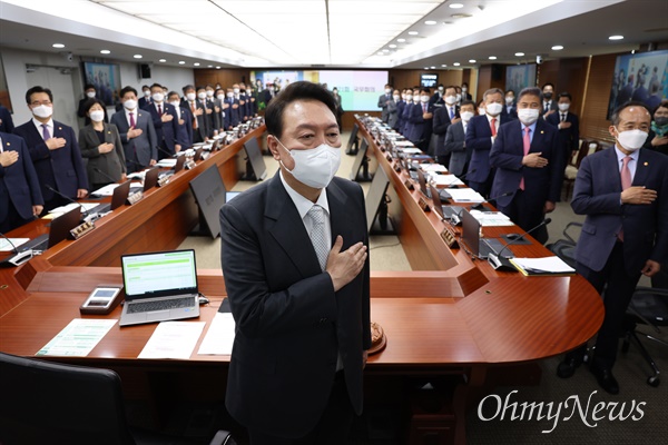 윤석열 대통령과 국무위원들이 12일 오후 서울 용산 대통령실 청사에서 열린 첫 임시 국무회의를 하고 있다.