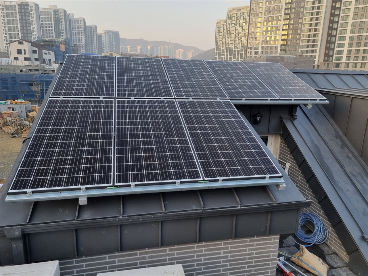 경기 성남시가 올해 단독·공동주택 160가구에 태양광, 연료전지, 태양열, 지열 등의 발전설비 설치비 일부를 보조하는 사업에 들어간다.