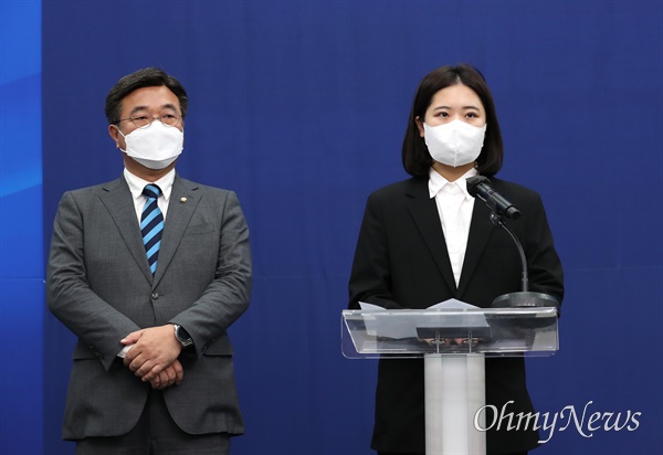 더불어민주당 박지현·윤호중 공동비상대책위원장이 12일 오후 서울 여의도 국회에서 성비위 사건으로 제명된 박완주 의원과 관련해 공식 사과하고 있다.