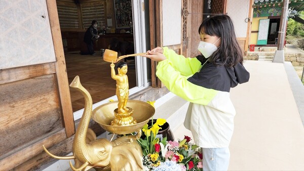 사월 초파일 부처님오신날을 맞이해 전남 완도읍 신흥사에서도 봉축법요식이 있었다.