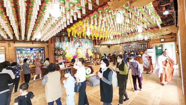 사월 초파일 부처님오신날을 맞이해 전남 완도읍 신흥사에서도 봉축법요식이 있었다.？