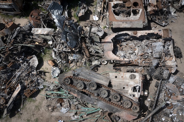 지난 5월 10일 우크라이나 키이우 외곽 부차, 파괴된 러시아 군용차량들이 쓰레기 더미에 놓여 있다. 