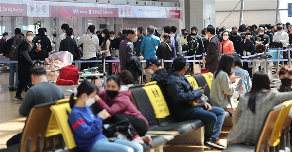 지난 4월 20일 오후 인천국제공항 제1터미널 출국장에서 외국인 및 시민들이 탑승 수속을 위해 대기하고 있다.