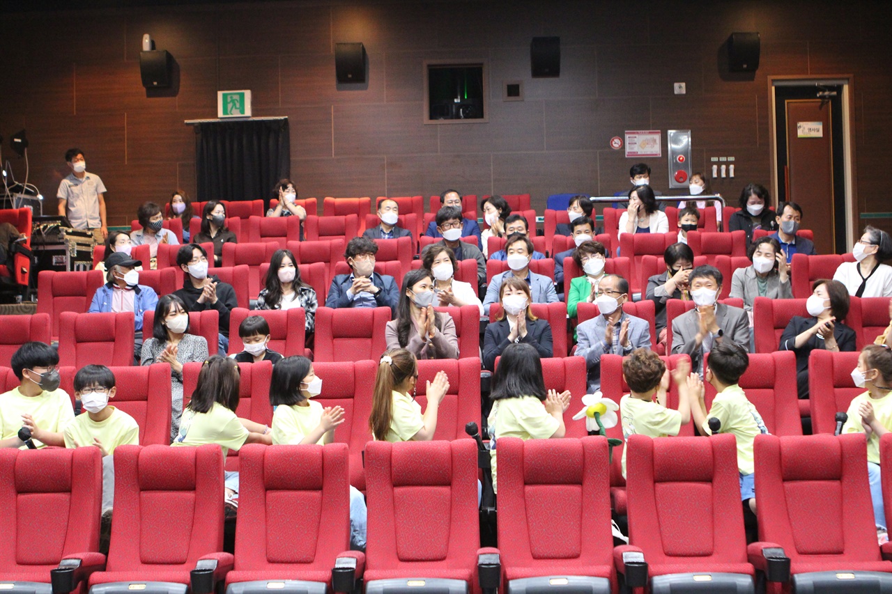 13일 적성초등학교 전교생 영화캠프에서 제작한 영화 '고래가 보고싶거든' 상영회를 열었다. 이날 행사에는 함께한 교직원과 학부모, 지역주민 80여명이 참석했다.