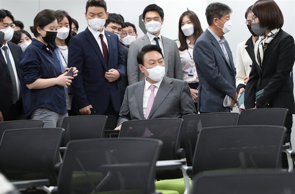  윤석열 대통령이 13일 오후 서울 용산 대통령실 청사 내 브리핑 공간인 오픈라운지를 둘러보고 있다.