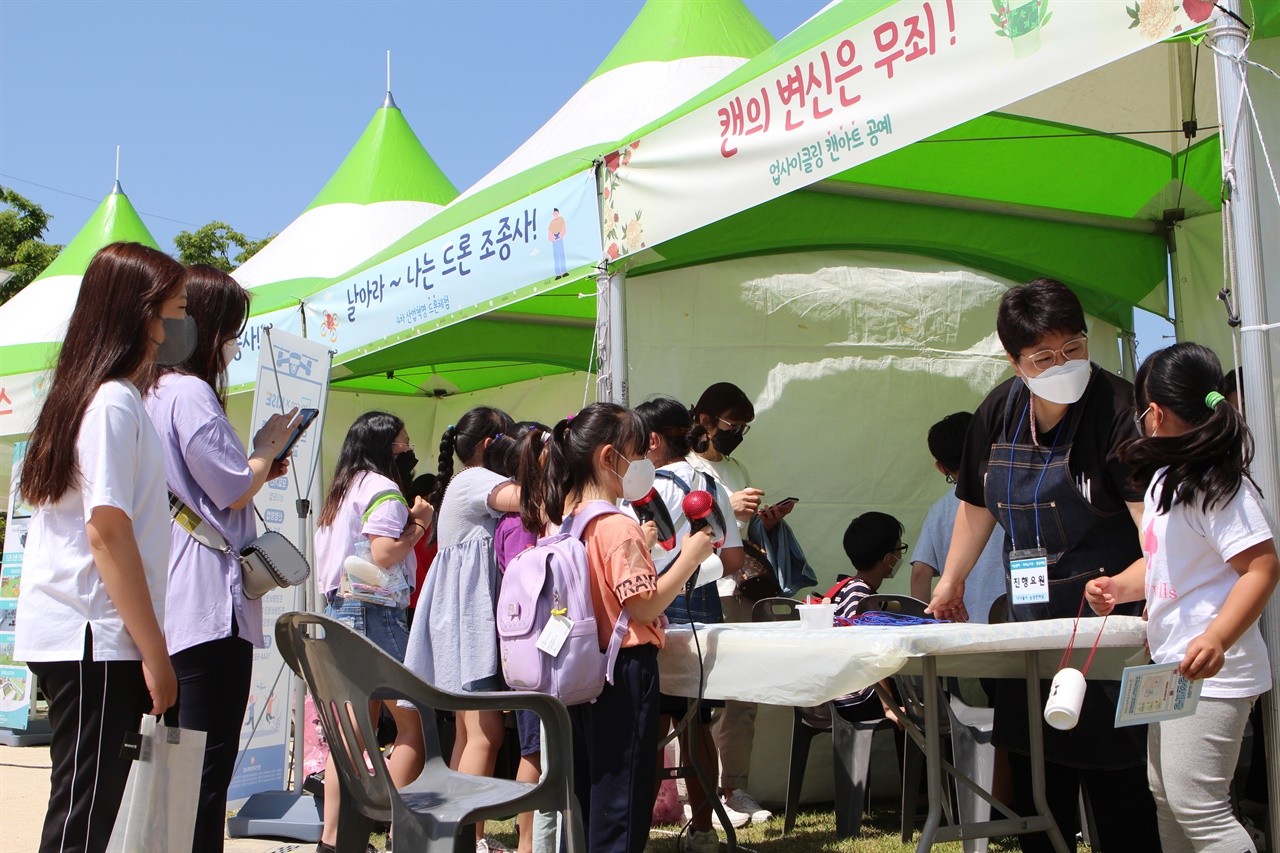 14일 순창중앙초등학교에서 열린 2022 너나들이 순창한마당 축제모습. 7개의 다양한 야외 체험부스에서 아이들이 차례를 기다리며 체험을 즐기고 있다.