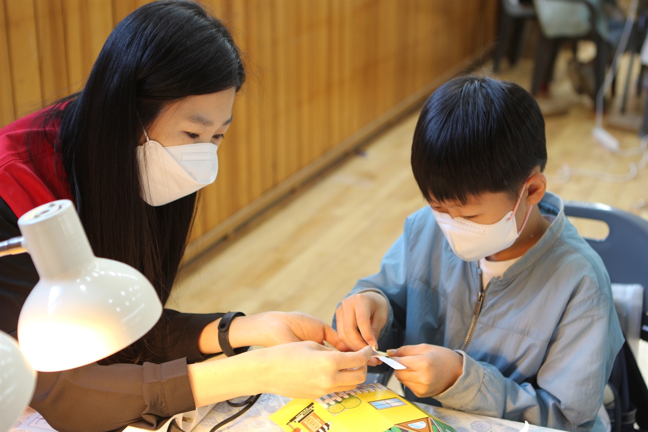 14일 순창중앙초등학교에서 열린 2022 너나들이 순창한마당 축제모습. 체험에 참가한 남학생이 친구들과 함께 친환경 태양광 집만들기 체험을 즐기고 있다.