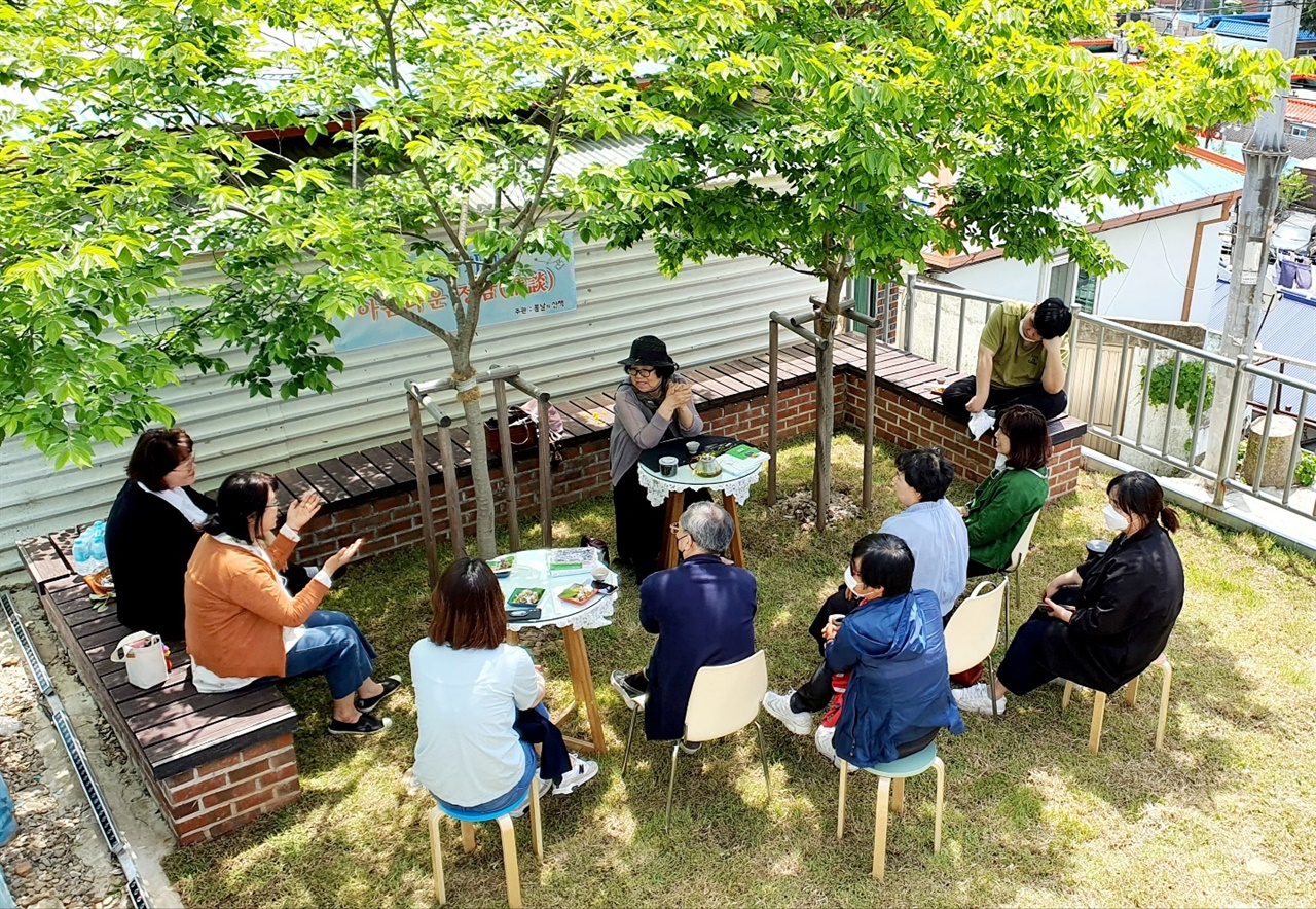  책방 앞 팽나무그늘 아래에서 이숙자 작가와의 정담. 쏟아지는 질문과 웃음소리에 말랭이동네가 들썩거렸다.