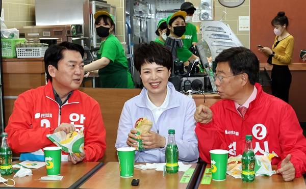 국민의힘 안철수 성남 분당갑 보궐선거 후보(왼쪽부터)와 김은혜 경기도지사 후보, 신상진 성남시장 후보가 15일 경기도 성남시 종합버스터미널 인근 한 샌드위치 가게에서 열린 도.시.락(경기도, 성남시, 즐거울 락) 공동시민인사에서 성남과 경기도의 발전을 위해 의견을 나누고 있다. 