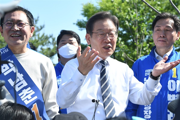 인천 계양을 국회의원 보궐선거에 출마한 더불어민주당 이재명 총괄선거대책위원장이 지난 15일 인천시 남동구 인천대공원을 찾아 시민들에게 인사하고 있다. 왼쪽은 더불어민주당 박남춘 인천시장 후보.