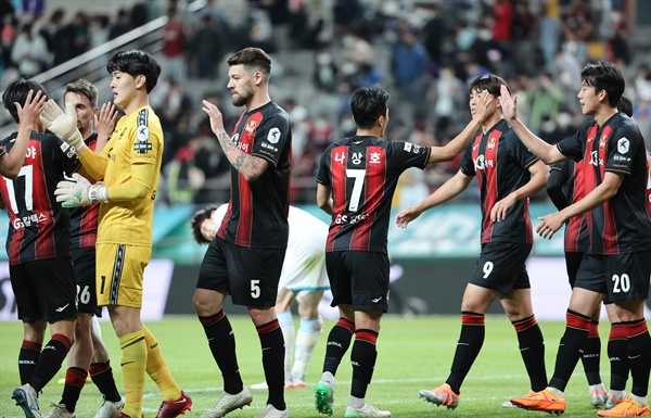 FC서울 승 15일 서울월드컵경기장에서 열린 프로축구 FC서울과 포항 스틸러스의 경기에서 승리한 나상호 등 FC서울 선수들이 기뻐하고 있다.