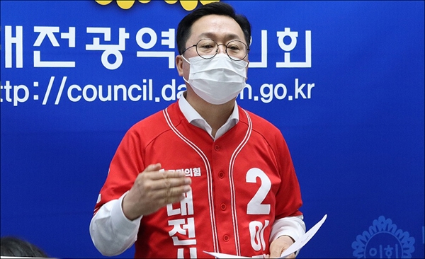 이장우 국민의힘 대전시장 후보가 16일 대전시의회에서 공약을 발표하고 있다.