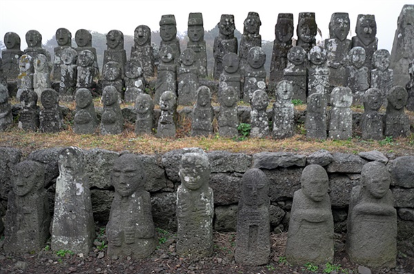 야외전시장에 전시된 동자석들로 이스터섬의 모아이 석상이 연상됐다