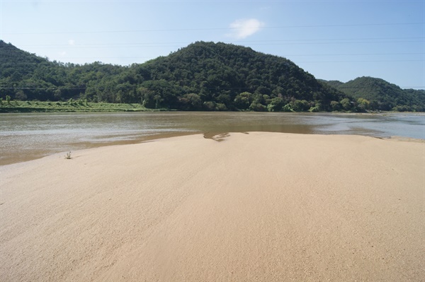 전형적인 모래강의 독특한 특징을 온전히 가지고 있는 낵성천을 국립공원으로 
 지정해 국가에서 보호하도록 하자는 것이 내성천을 사랑하는 이들의 주장이다. 영주댐체 준공 전인 2013년 10월의 내성천 모습. 